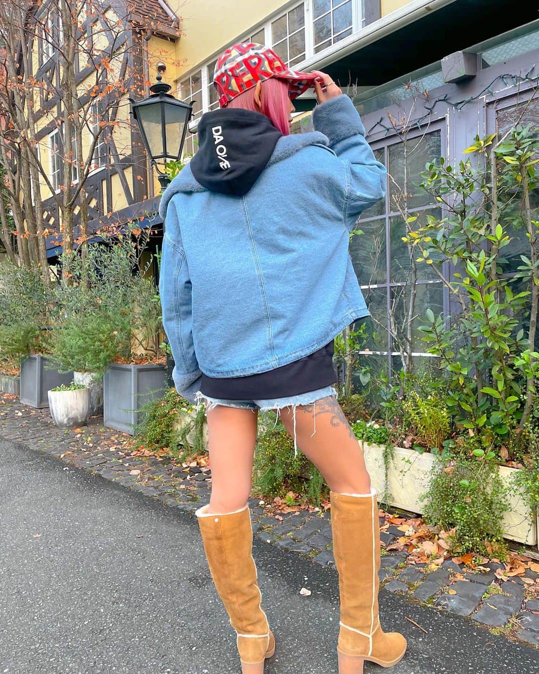 丘咲エミリさんのインスタグラム写真 - (丘咲エミリInstagram)「happy new year🎉 風の時代の幕開け！ 健康に気をつけながら、楽しみながら、そして戦いながら、充実した1年を過ごしましょう！作りましょう！  ライフスタイルブランド @daone_apparel   パーカー（裏起毛） 1月9日12:00〜22:00先行販売！  定価 ¥11800 ⭐️先行販売限定特典⭐️ ¥1000 OFF  ※12:00〜22:00の時間内で購入された方のみ対象  通常販売は 1月18日〜1月23日 18日12:00〜販売スタート 23日22:00締め切り  ⭐️先行、通常共に限定での販売となります⭐️  サイトには、先行販売の前日までにupします！  #DAONE #カルフォルニアファッション #laファッション #ライフスタイルブランド #西海岸スタイル #パーカーコーデ #ユニセックスブランド #大人やんちゃスタイル #冬コーデ2021 #ピンクボブ #ピンクヘア #前下がりボブ  #happynewyear2021  #丘咲エミリ」1月1日 15時29分 - emiri.okazaki_official