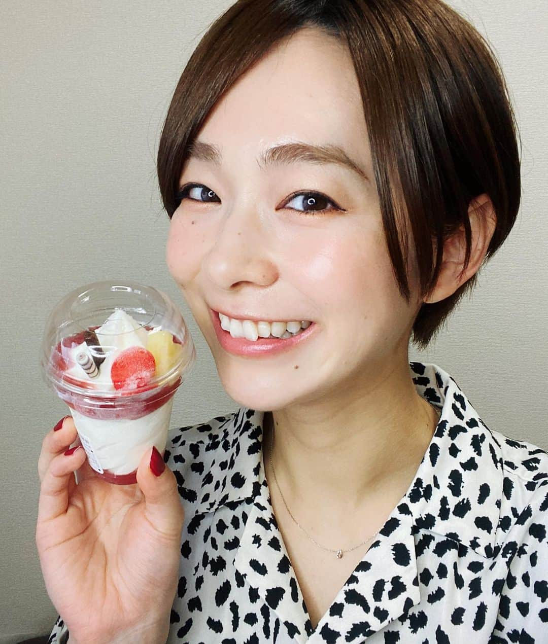 酒井瞳さんのインスタグラム写真 - (酒井瞳Instagram)「宮崎の美味しい #お取り寄せグルメ 沢山ある中今回食べたのは @currynoprince さんの #チキン南蛮カレー  @gyouza831 さんの #餃子  @takaharuice さんの #アイスクリーム  お家に居てもこんな贅沢なご飯やスイーツ食べれるなんてお取り寄せ最高すぎる😭🙏✨‼️‼️ 東京に居ても宮崎の美味しいを味わえたお正月になりました❤️✨✨✨  どれもほんとおすすめなのでぜひ食べてほしい🤤💕  今年も宮崎の美味しいを沢山ご紹介していきます🤤🙌‼️‼️  #宮崎 #お取り寄せ #カレー #チキン南蛮 #餃子 #アイスクリーム #スイーツ #お正月 #贅沢 #ニヤニヤが止まらない #幸せ #よかばん #食べるの大好き」1月1日 15時33分 - s.sakaihitomi