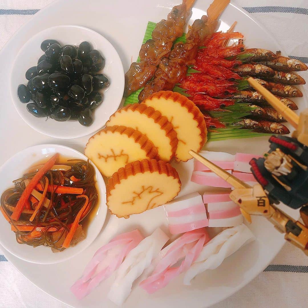 西山野園美のインスタグラム：「🎍明けましておめでとうございます🎍  スーパーで買い漁ったお正月セットでプレートおせち( ˘ω˘ )  それに加えておばあちゃん手作りの松前漬けと、手作りお餅で新年の優勝飾ってる🏆☺️⛩  いっぱい餅食べて太ってリングフィットして痩せようと思います。 今年もよろしくお願いします。」