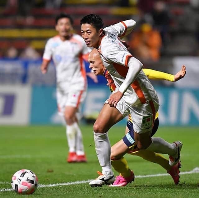 池田樹雷人のインスタグラム：「あけましておめでとうございます🌅  今年も愛媛FCでプレーする事になりました⚽️  よろしくお願いします🙇‍♂️ . . #2021 #愛媛fc #池田樹雷人」