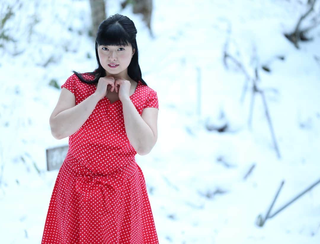 のインスタグラム：「あけましておめでとうございます！ 皆様にとって今年が素敵な１年になるように♪ #温泉モデル#しずかちゃん#雪#雪あそび#雪山#日光#新穂高温泉#奥鬼怒#加仁湯#栃木県#日本#賀正#新年#ポートレート#japan#温泉旅行#湯巡り#ご挨拶#travel#trip」