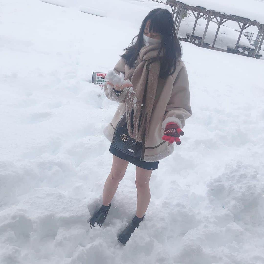 大段結愛さんのインスタグラム写真 - (大段結愛Instagram)「あけましておめでとうございます🐮♡﻿ ﻿ 2021年はみなさん健康第一で笑顔溢れる1年になりますように、、🍀﻿ ﻿ 私も頑張ります！！！！！ゾ🔥﻿ ﻿ 人生で初めてこんな雪景色を見た！！！！❄﻿ ﻿ #happynewyear #あけおめ #生足で雪の中入って凍えました #今年は次女ちゃんが年女です #🐮」1月1日 15時39分 - yuiiodann