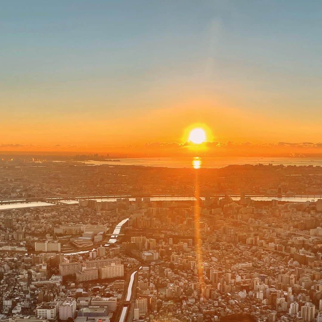 2020年東京オリンピックのインスタグラム：「明けましておめでとうございます🌅  First sunrise of 2️⃣0️⃣2️⃣1️⃣ in Tokyo 🇯🇵 The year of #Tokyo2020 is upon us!  #UnitedByEmotion  📸 Photo by Tokyo 2020」