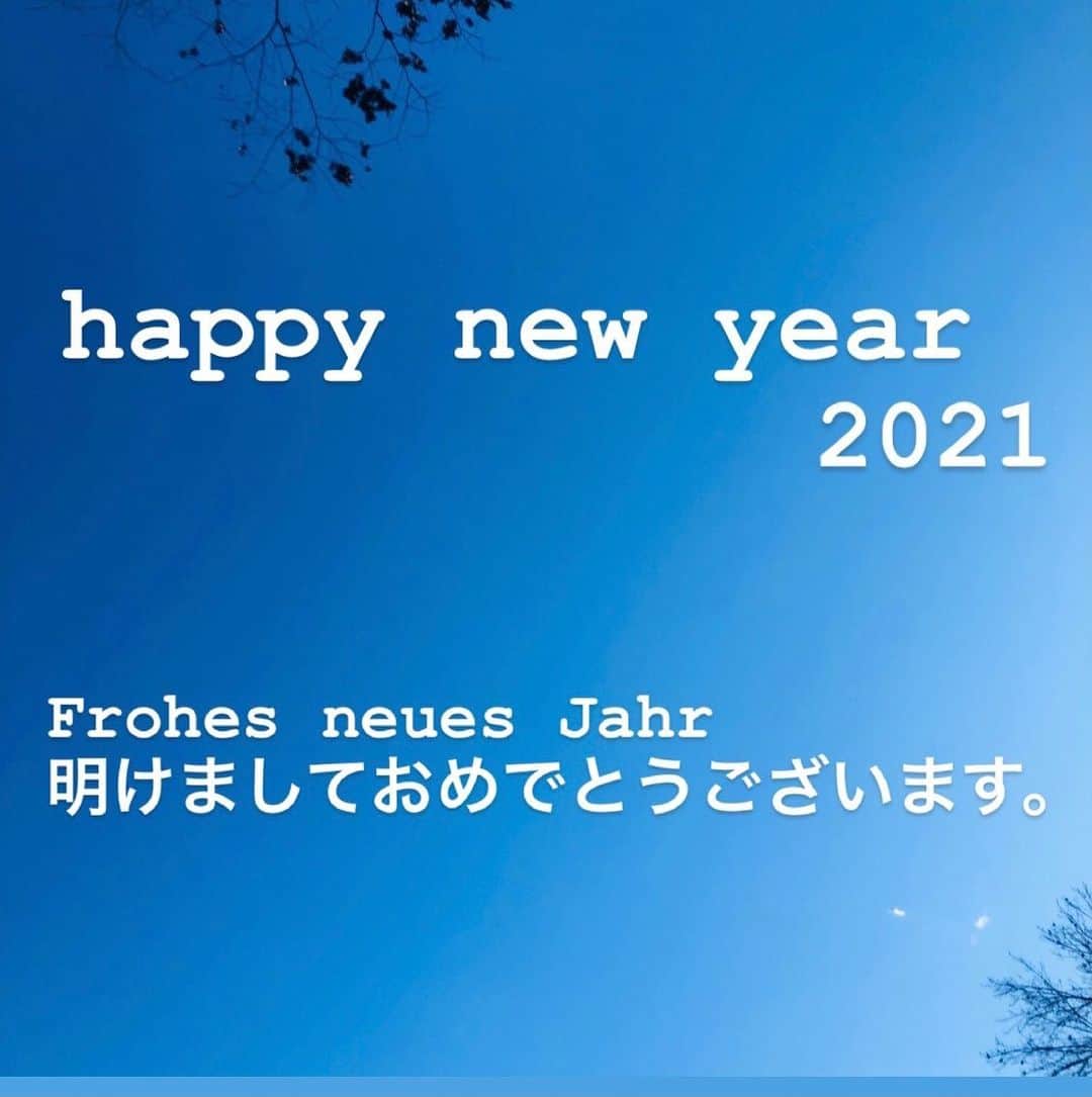 大桑マイミのインスタグラム：「明けましておめでとうございます。 今年はSLOW  味わう日々　丁寧に過ごしたい。 無事に新しい年を迎えることができて 本当によかった。この日常を大切に笑顔を守りたい。 皆さまにとって心豊かな力強い素晴らしい一年になりますように。 今朝とっても綺麗な空でした。　 上を向いて歩こう🙌 新しい年にワクワクするよ。  #2021」