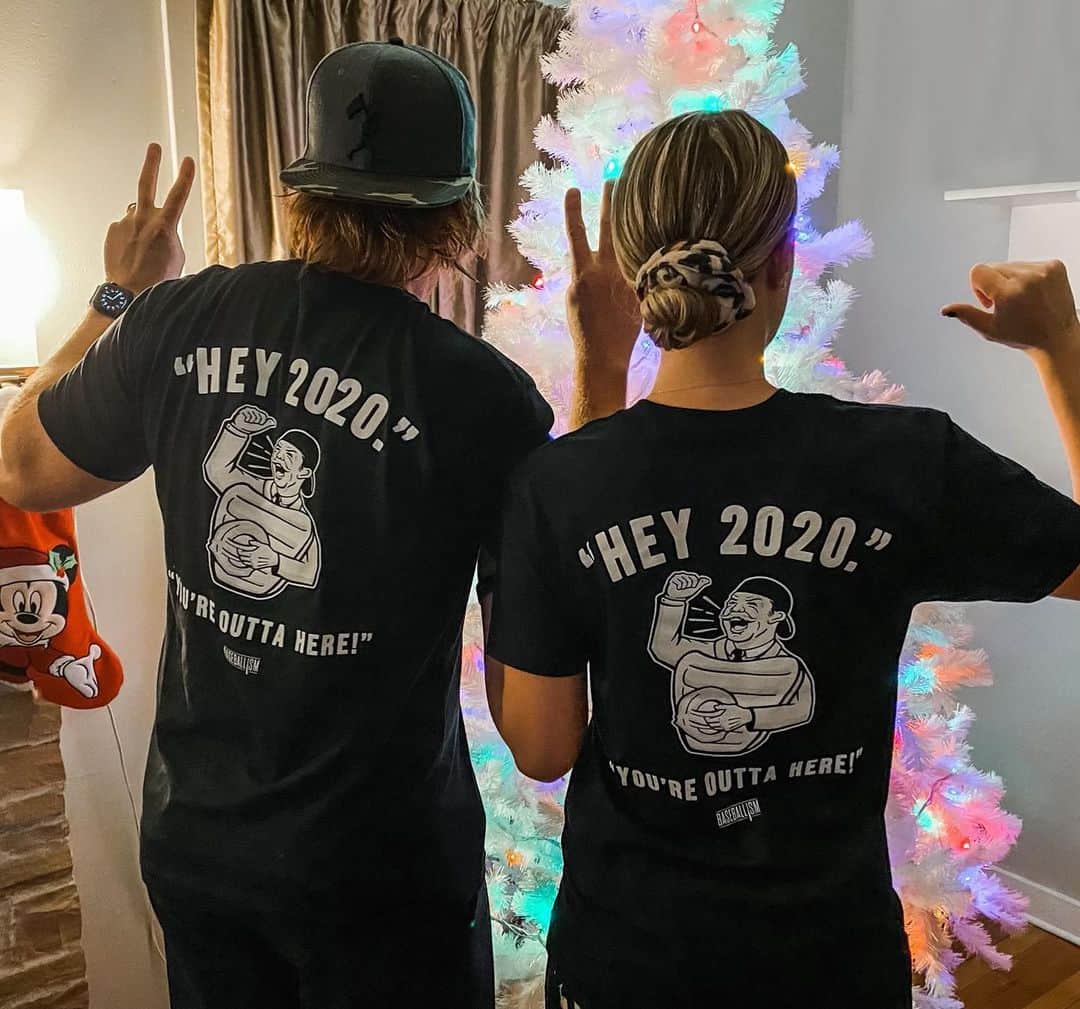 ジャスティン・ターナーのインスタグラム：「Hey 2020, you’re outta here! 🎇」