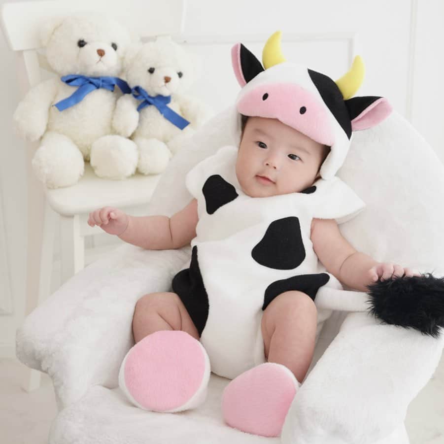 田中真奈美のインスタグラム：「明けましておめでとうございます💕✨ . 2021年ウッシッシー🐮💕🐮💕でHappyな１年となりますように🙏🏻✨ . 今年もどうぞ宜しくお願い致します😆 . #男子2人ママ👩‍👦‍👦  #シュンタ2021🐮 #生後100日」