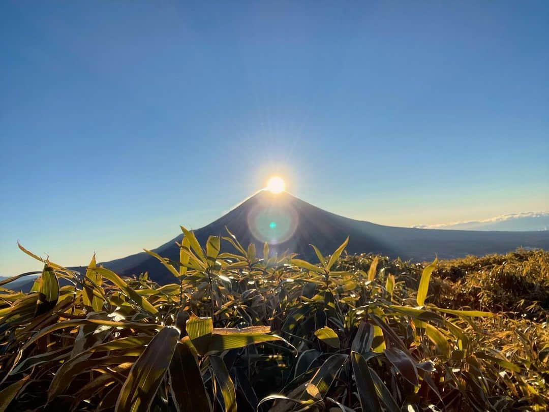 武尊さんのインスタグラム写真 - (武尊Instagram)「毎年恒例の元旦登山🏔 今年は快晴でめっちゃ綺麗な ダイヤモンド富士が見れた☀️ ２０２１年は最高の一年になる！ #ダイヤモンド富士 #元旦登山 ２枚目は後光が差してなんか神秘的な感じになった。 パワーもらった！！」1月1日 15時46分 - k1takeru