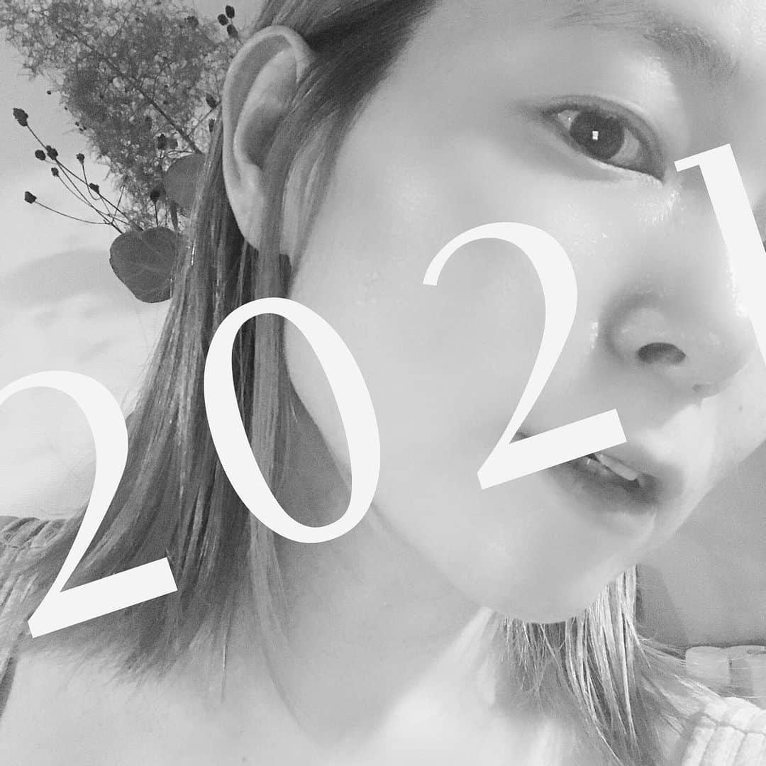 asakoshimojimaのインスタグラム：「・﻿ A HAPPY NEW YEAR!!﻿ みなさま、今年もよろしくおねがいいたします🤍 ﻿ インスタはじめて●?年、初めてアイコン変えました‼︎ パワーアップですw🙄🙄🙄﻿← ﻿ "モノクロ2021" @kojima__saki ちゃまの真似😛🙃 さきちゃん、真似した♡」
