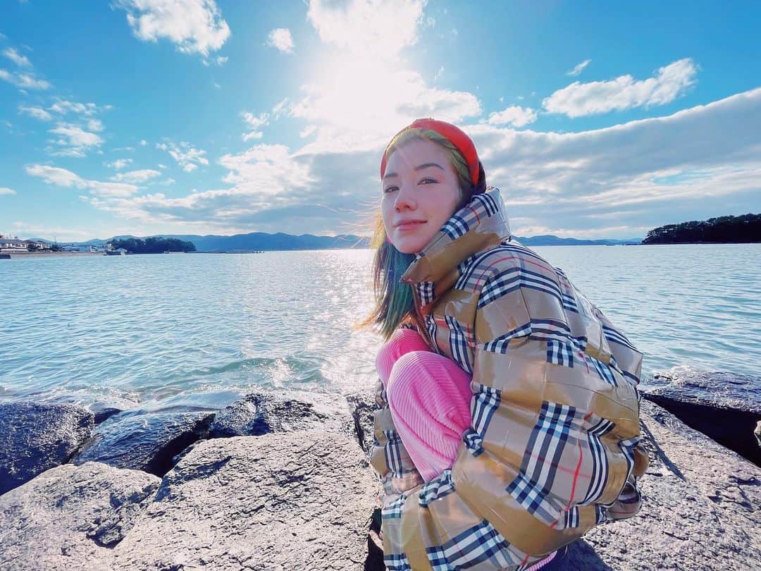 仲里依紗のインスタグラム：「あけおめだね〜🌅👋🎍✨⛩❤️ ことよろだよ〜😘❣️❣️❣️  のんびり静かなお正月だけど これもこれで貴重ないい時間🐮✨  牛さんのように今年も いろんなことにも〜も〜言うと思いますが笑笑  よろしくお願いします🤣👋🐮❣️」