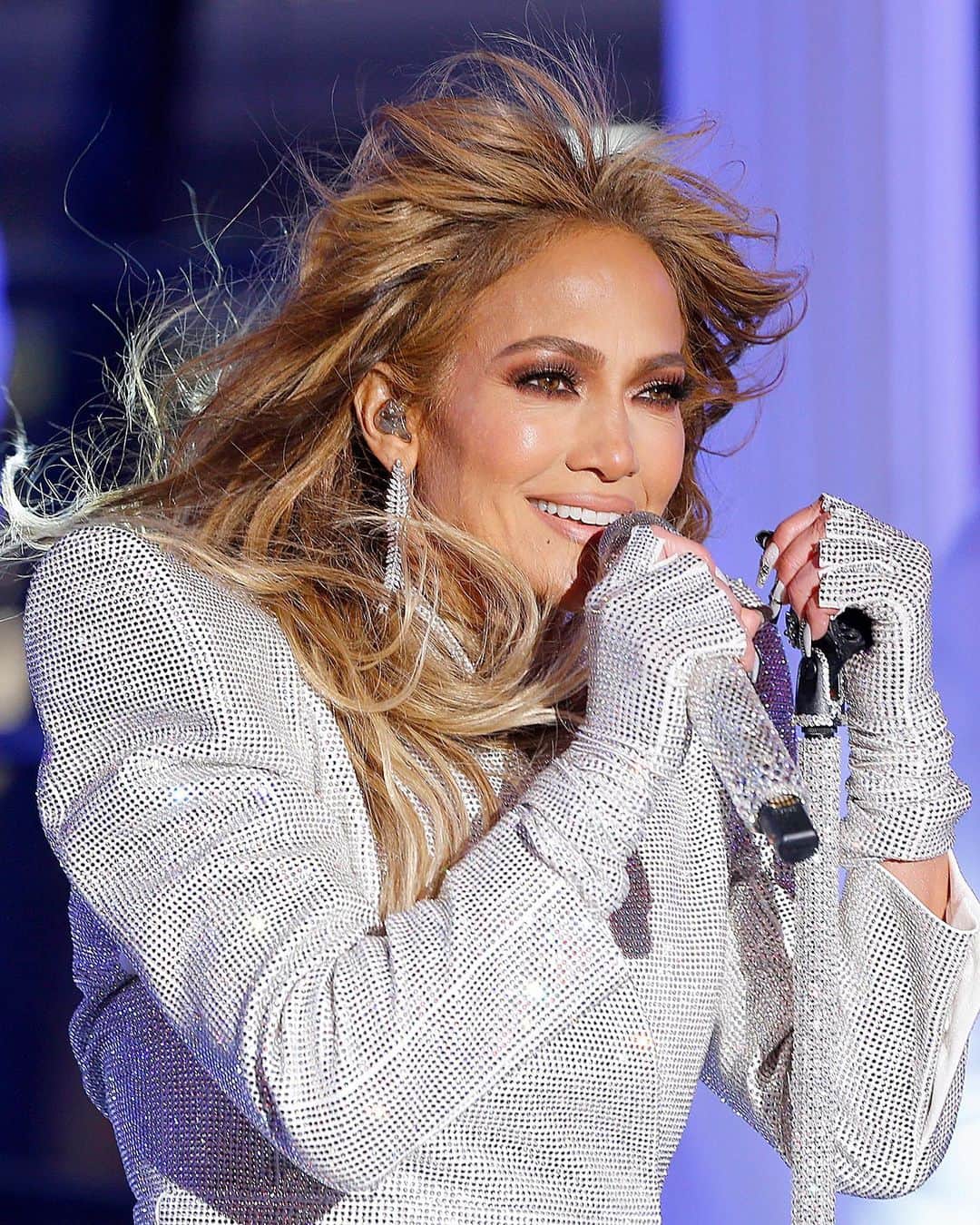 Just Jaredさんのインスタグラム写真 - (Just JaredInstagram)「@jlo have an incredible performance in Times Square on New Year’s Eve. Tap this photo at the LINK IN BIO for a full recap of everything that she did! #JenniferLopez #RockinEve Photos: Getty」1月1日 15時52分 - justjared