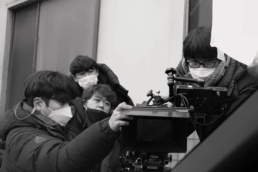 ユン・ヒョンミンさんのインスタグラム写真 - (ユン・ヒョンミンInstagram)「새해 첫날부터 열일중인 우리 스탭들👍  #복수해라 #tv조선 #leicaq2」1月1日 15時53分 - yoonhyunmin