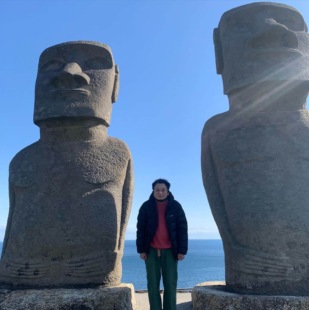 アイアム野田のインスタグラム：「あけましておめでとうございます！今年はこのモアイ像のように大きい男になりたい！そしてどデカいお笑い花火をぶち上げるぞ！よろしくお願いします！」