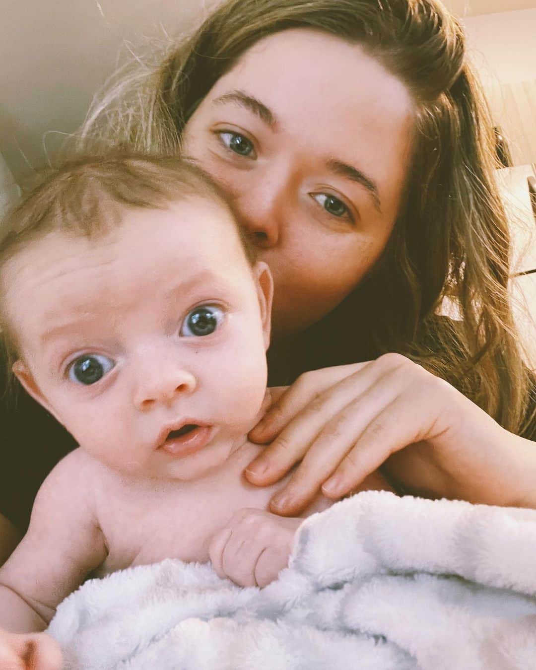 サーシャ・ピーターズのインスタグラム：「2020 you have been wild. I can’t help but be thankful for what this year has brought us. We are so in love with our healthy happy baby boy! This year has been so tough for so many but hopefully we can each find our own silver lining. This year has made me stronger in so many ways and I appreciate the little things more than ever before. Even though our problems won’t disappear at midnight, I am looking forward to making 2021 the best it can be. Sending love to all of those who have lost loved ones, lost their businesses, lost their homes, and lost their sanity in quarantine. If nothing else, let’s (virtually) hold those we love close and never take our blessings for granted. Happy New Year! 🤍✨🤍 #2021 #happynewyear」