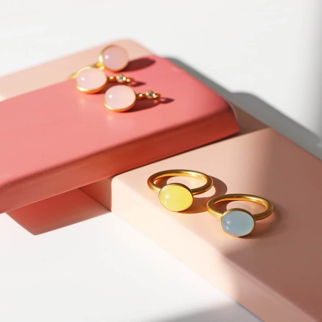 ジュリーサンドラゥさんのインスタグラム写真 - (ジュリーサンドラゥInstagram)「Who is ready for a sparkling new year? ✨⠀⠀⠀⠀⠀⠀⠀⠀⠀ ⠀⠀⠀⠀⠀⠀⠀⠀⠀ ⠀⠀⠀⠀⠀⠀⠀⠀⠀ #juliesandlau #juliesandlaujewelry #jewelry #gold #lola #collection #colors #styling #inspiration」1月1日 16時00分 - juliesandlau