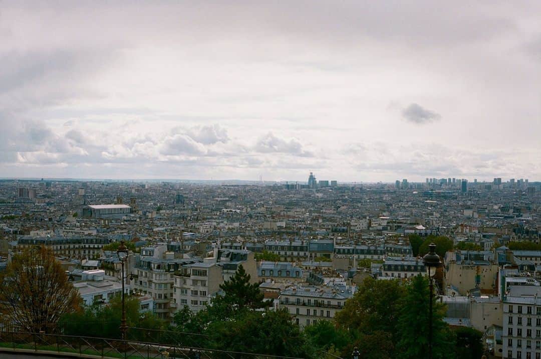 デプチオーのインスタグラム：「Paris 5h47 - l’heure bleue⁠ Le soleil se lève après une nuit de fête ⁠🤩⁠ ⁠ #despetitshauts #despetitshautsaddict #despetitsmoments #oiseauxdenuit #lavieenplusjoliedepuis20ans #lavieenplusjolie」