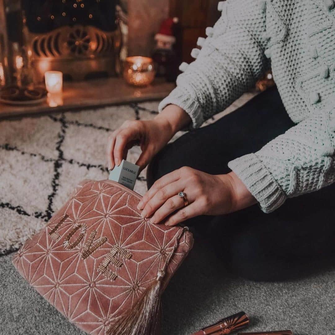 アクセサライズのインスタグラム：「Going into the new year with the most important thing - LOVE ❤️  📷: @lisaerinwoodson  Tap the link in our bio to shop #Accessorize #Accessorizer」