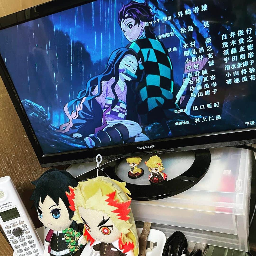 オカノアキラのインスタグラム：「あけましておめでとうございます。今年は初詣も自粛し家でずっと鬼滅の刃見させられてるんだが何故かAbemaTV年末に買ったMacしかフル画面で見れなくてMACもとられて酒飲むしか無い🍶　#年末年始 #年始のご挨拶 #鬼滅の刃 #abematv #mac #ガキ使途中で寝落ち #cdtvみたかったー #酔っ払い #正月酔っ払い #正月のみすぎた #お餅おいしい #寝正月 #初詣自粛 #コロナに負けるな #おうちで過ごそう」