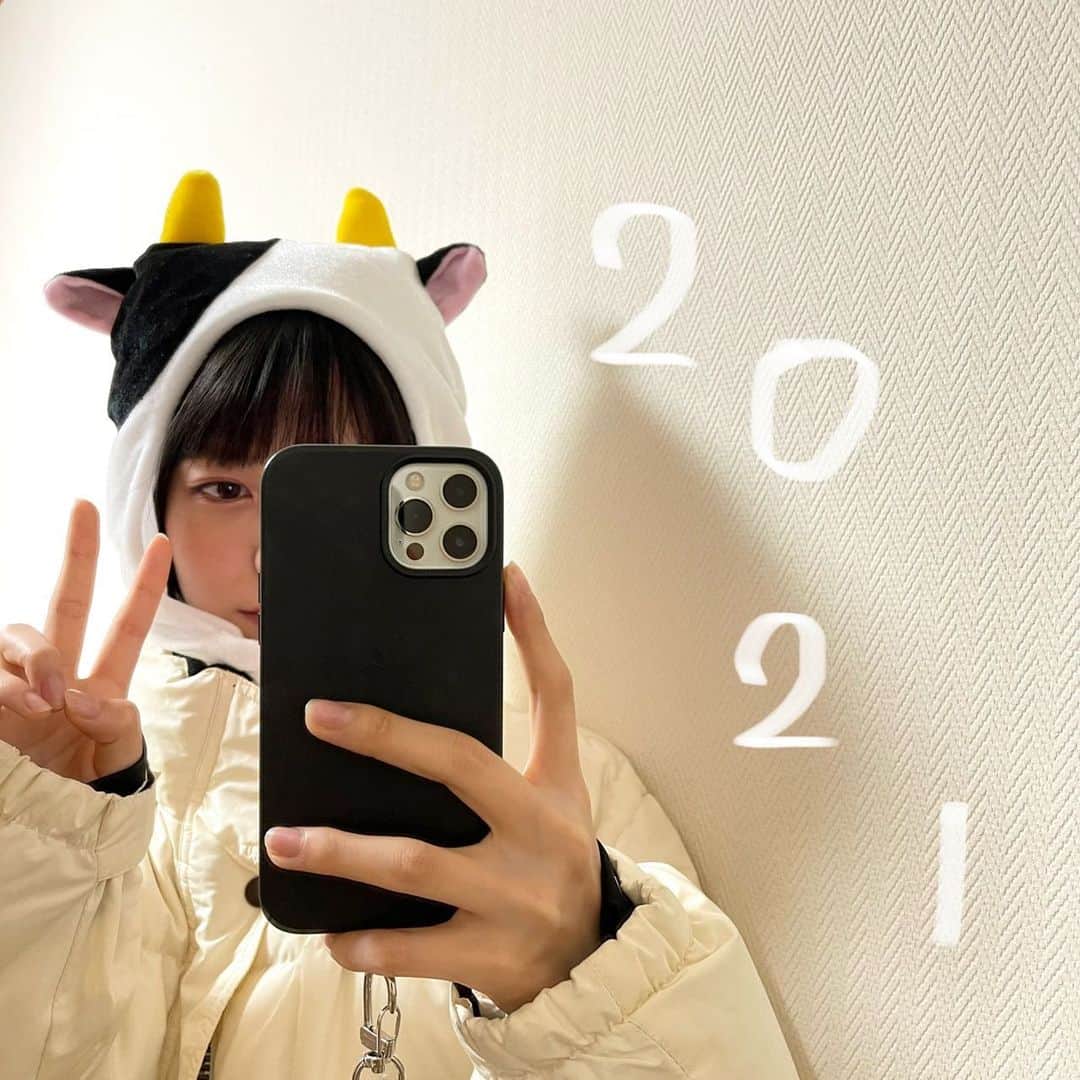 志田彩良のインスタグラム：「・ あけましておめでとうございます！ 皆様にとって健やかで笑顔溢れる1年となりますように。 2021年もよろしくお願い致します🐮」