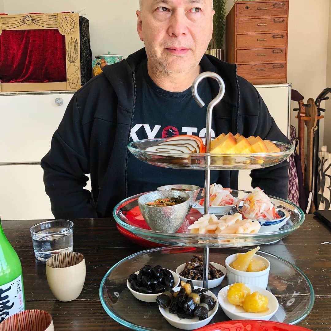 池田有希子のインスタグラム：「おせち2021！IKEAのケーキスタンド便利〜！二の重の松前漬け、なます、酢ばす（矢ばす）だけは気を抜かずに丁寧に作りました😝お雑煮には毎年恒例のダブルハピネス「喜喜」。お重のある生活にも憧れるのですが、ないなりにここまで来ちゃったし、毎年工夫することがうちの伝統になりつつあるし、ま、いっか。 #osechi #おせち #happynewyear #firstdayof2021」