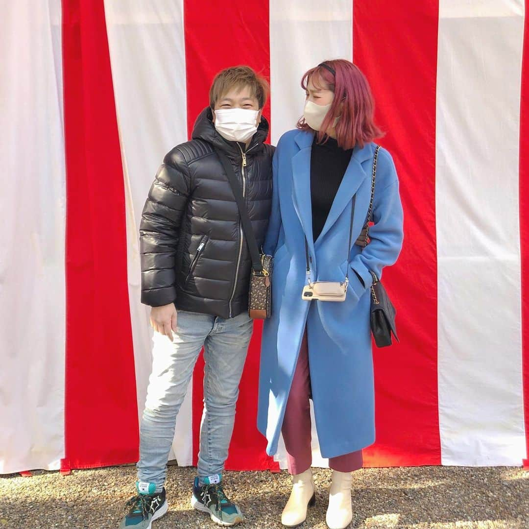 福田多希子のインスタグラム：「あけましておめでとうございます🐄 今年もよろしくお願いします❤️🤍 2021年何かあるかも♡ムフフ Wishing you a safe,healthy, and prosperous new year♡ . #greemer #ポン太青果 . #❤️❤️❤️ #🎍 #2021 #夫婦  #husbandandwife」