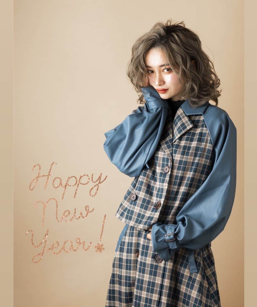 RabichePowのインスタグラム：「🎍新年🎍 あけましておめでとうございます☀️ . 旧年中は大変お世話になりました❣️ . 思いもよらぬ困難に、苦悩の日々もありましたが 普段、人前に立たせて頂く事や ブライダルやサロン営業など たくさんの方々にお会いする仕事の反動で 余計に寂しく数ヶ月も自粛をして人と会わない事が 初めてで不安が大きかったのですが . そんな時に改めて皆様との SNSでの繋がりに感謝した日々でした🥺❤️ . インスタライブでたくさんお話ししてくださった皆様や 暖かく励ましてくださったお客様、フォロワーさんのお陰で とても前向きになり . リモートセミナーや大学のオンライン授業 沖縄でのフォトウェディングなど 常に新しいことに挑戦させて頂き 心穏やかに過ごすことが出来ました☺️ . ありがとうございました❣️ . そしてそれに関わって下さった皆様には 本当に感謝でいっぱいです。 @bi_kaku.official  @haircamp.jp  @nankuru_photo_wedding  @nrb_barber_beauty  . また毎年、1番に思うことは 苦しい時にいつも支えてくれる スタッフへの感謝です。 . @rabichepow.fuuji  藤原を中心に技術だけで無く 精神的な面でもみんなの成長を とても感じる事ができましたし、 . 若いスタッフが多く私を含め まだまだ未熟さももちろんあり 苦しい時に何かのせいにしたくなる時もあると思いますが 一緒に頑張ろうとしてくれる姿勢がとても頼もしいです。 . 去年の出来事を通して 何かをして欲しいとかではなく いつもそばにいてくれることが 1番の支えだと感じました。 . それをしてくれるみんなの気持ちを糧に しっかりと自分の仕事をしていきたいと思います。 . 今年もよろしくお願いします。  RabichePow🐰FrancBear🐻 sheep a mu🐏Luana wedding🌺 . #rabichepow#francfranc #ラビッシュポー#ルアナウェディング#ヘアメイク」