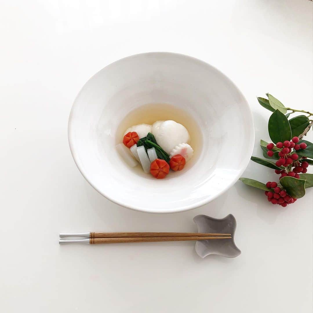 mai_1106のインスタグラム：「2021.1.1 * 元旦 * お雑煮 📝焼き餅.鶏肉と野菜.最後に柚子. * 4歳1ヶ月 1513days * * *」