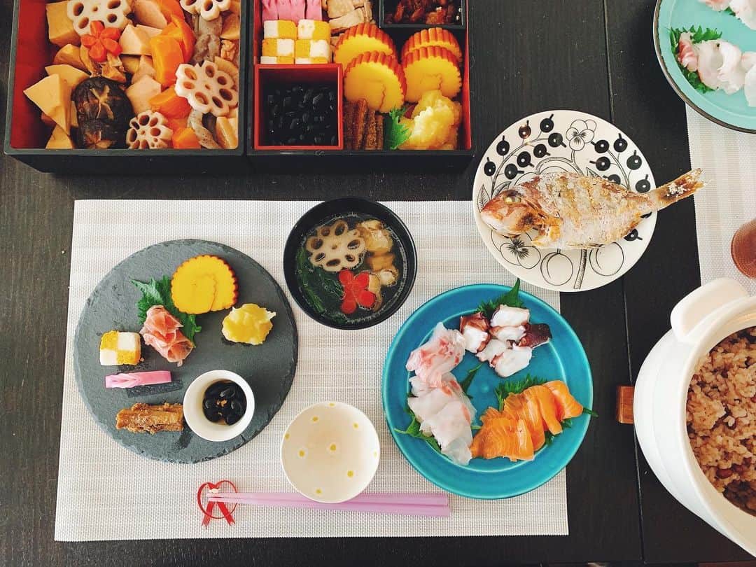 kinaxのインスタグラム：「. happy new year🐄 . なんだかんだバタバタしていて 年末はなかなかUPできなかったけど 去年も、ありがとうございました(๑′ᴗ‵๑) . 今年ものんびりペースになると思いますが どうぞよろしくお願いしまーす☺︎ . . 今年のお節も子供達がよく食べるものを中心に。 いつも甘すぎちゃうのでお砂糖を控えめにした 栗きんとんは 今年もやっぱり激甘だったよ(´Д` )笑 . 市松にした錦たまごもお砂糖減らしたのに 出来上がったら甘めだったー。 . 伊達巻はいつも綺麗な焼き色がつけられないので 今年も市販のでʕ •́؈•̀ ₎笑 . . そんなこんなで ちびっこ姉さんが1日にやると 宣言していた書き初めの準備を 邪魔してくるモフモフたち🐈 . 下敷きが毛まみれになったよ！ . . みんなも穏やかなお正月をお過ごしくださいね🎍 . #親バカ部 #kinaxfood #お節 #猫バカ部 #いたずらっこ 2021/01/01」