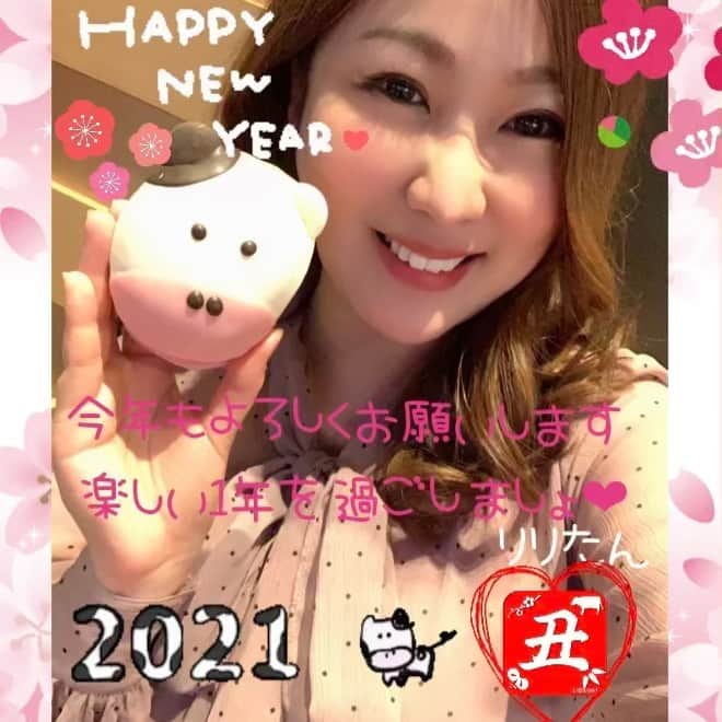 春野ゆりかのインスタグラム：「新年あけましておめでとうございます❤️   みなさんのんびりお正月過ごしてますか？💕  昨年はみんなにとっても頑張る上で沢山の壁が出やすかった1年だったんではないかなぁと思います。  わたしにとってもそんな一年だったけれど、その中でも沢山もがいていろんな出会いや学びがあって素敵な経験ができた一年でした❣️  今年はどんな1年になるのかな(*´꒳`*)？  みんなで笑顔に溢れた1年になれたらいいなぁっておもっています🌸💕  焦らずゆっくり進んで、自分にとって身近な幸せを一つでも多く気付ける日々を過ごしたいな❤️  今年は生まれて初めて実家で過ごさないお正月でした🎍✨ もう1年帰れてないので熊本にも帰りたいよー😂　　  頑張ってお雑煮作ってみました❣️ 実家のと全然違うけど、ちょっぴりお正月気分味わえたよ♪  出会ってくれた大好きなみんなにとって、幸せいっぱいの1年になりますように❣️ 世界が愛で溢れます様に💕  今年もよろしくお願いします❤️」