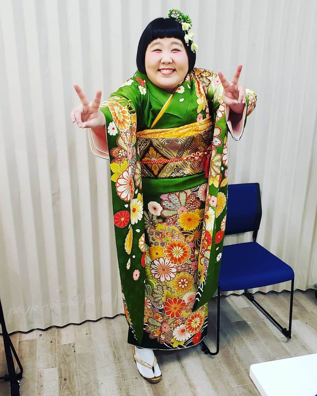 太田芳伸のインスタグラム：「皆様‼️ 🎍明けましておめでとうございます🎍  今年元旦から有り難いことに福岡でお仕事させて頂いております‼️  藍ちゃんの楽しい新喜劇を上演しており、本日元旦には西川きよし師匠と共に藍ちゃんも着物を着て口上しており豪華✨豪華✨  さ  さ、さわらないでください・・・  藍ちゃーーーん!!! 藍ちゃんが着た着物バイ菌扱いされてますよー!!!」