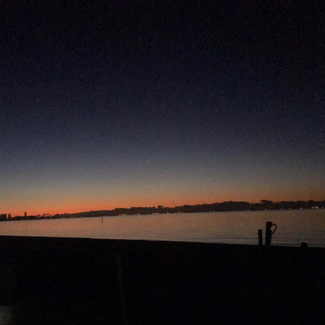 櫻井智さんのインスタグラム写真 - (櫻井智Instagram)「2021年☀️ 始まりましたね😊  今日は、何十年ぶりに 初日の出をみにいきました☀️  寒かったけど、 そんな事も吹き飛ぶくらいの 綺麗な初日の出でした☀️ 果てしなく遠くにある 太陽だけど、 私達を照らしてくれ 豊かにしてくれ こんなに強いエネルギーで存在してくれている事に 改めて感動しましたよ☀️  今日は、とてもいい気分でした☀️  しか〜し、 早起きと、夜中にワンに沢山起こされ 寝不足の私は お天道様が高い位置で ギラギラしている時間に コタツで寝てしまいました😂笑笑  皆さん😊 大変な御時世ですが なんとか一緒に乗り切りましょう🙌 笑顔は、最高のエネルギーです😄 なんとか笑って過ごしたいものですね😊  「笑う門には福来る」  2021年も 共に頑張って参りましょう🙌  本年もどうぞ 宜しくお願い致します😊」1月1日 16時21分 - sakuraitomo910_