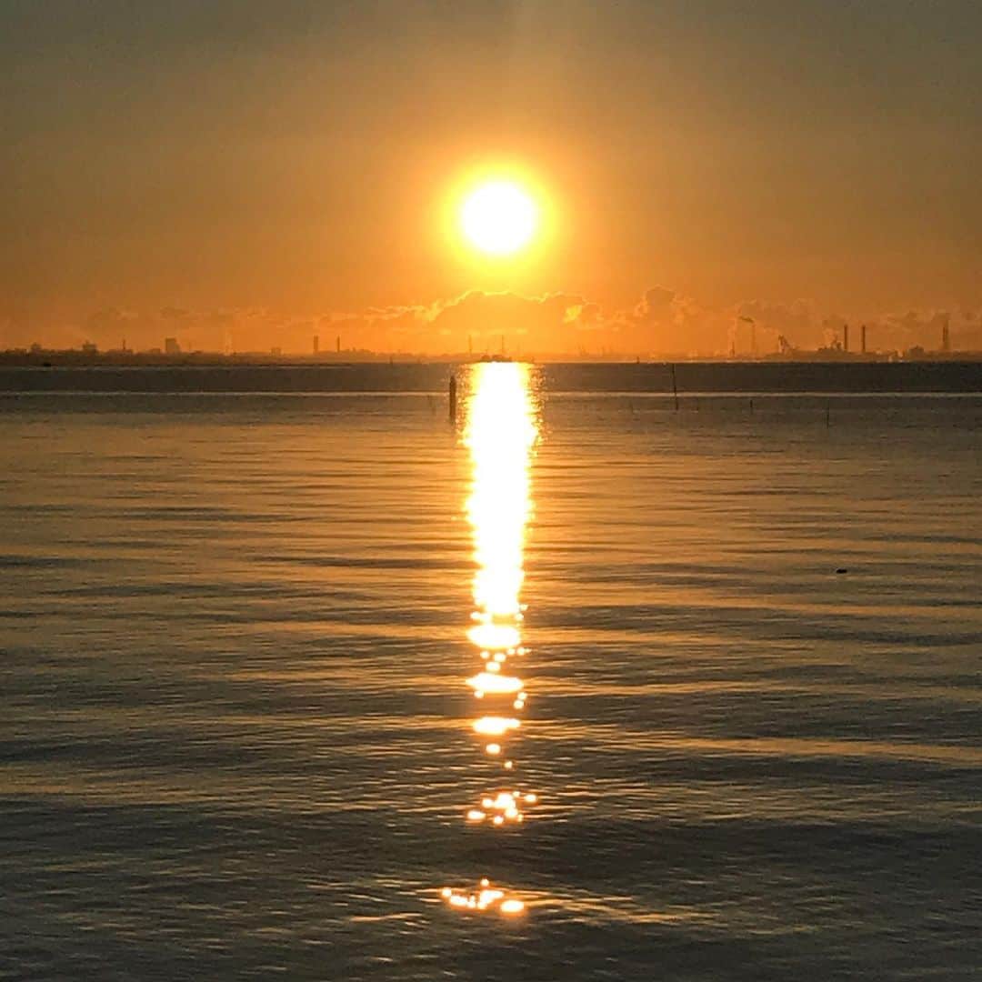 櫻井智さんのインスタグラム写真 - (櫻井智Instagram)「2021年☀️ 始まりましたね😊  今日は、何十年ぶりに 初日の出をみにいきました☀️  寒かったけど、 そんな事も吹き飛ぶくらいの 綺麗な初日の出でした☀️ 果てしなく遠くにある 太陽だけど、 私達を照らしてくれ 豊かにしてくれ こんなに強いエネルギーで存在してくれている事に 改めて感動しましたよ☀️  今日は、とてもいい気分でした☀️  しか〜し、 早起きと、夜中にワンに沢山起こされ 寝不足の私は お天道様が高い位置で ギラギラしている時間に コタツで寝てしまいました😂笑笑  皆さん😊 大変な御時世ですが なんとか一緒に乗り切りましょう🙌 笑顔は、最高のエネルギーです😄 なんとか笑って過ごしたいものですね😊  「笑う門には福来る」  2021年も 共に頑張って参りましょう🙌  本年もどうぞ 宜しくお願い致します😊」1月1日 16時21分 - sakuraitomo910_