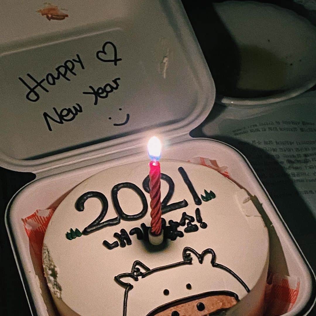 ユン・ダヨンのインスタグラム：「여러분 HAPPY 2021 💛  새해 복 많이 받으세요! 새해 기념으로 #WeARE 새로운 영상 올렸어요 ㅎㅎ  저희 이번 영상도 재밌게 봐주시고 항상 많은 관심 주셔서 정말 감사드리고, 올한해도 아프지말고 행복하고 하는 일들 다 잘됬으면 좋겠습니다 !   윤다영 화이팅! 다다봉 화이팅! WeARE 화이팅! 🌼」