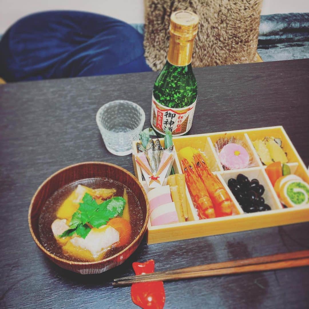 田井弘子さんのインスタグラム写真 - (田井弘子Instagram)「なんちゃってだけど、 今年はお一人様なので、 こんな感じ！  両親が注文してくれた #お一人様おせち  即席 #雑煮  #金箔入りお神酒 ✨  それなりに、それっぽく めで鯛‼️」1月1日 16時33分 - hirokotai