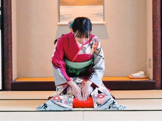 辻詩音のインスタグラム：「2021年開店致しました。いらっしゃいませ。 1月10日(日)にYouTubeで配信ライブを予定しております。おいでやす💻今年もよろしくお願いいたします。  #辻詩音 #music #2021 #tsujishion」