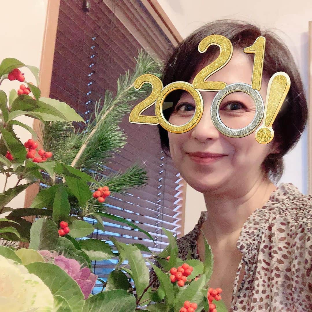 鈴木美香さんのインスタグラム写真 - (鈴木美香Instagram)「. 新年明けましておめでとうございます。 . 今年は穏やかで 良い年でありますように。 . 2021年1月1日 鈴木美香 . #新年のご挨拶」1月1日 16時31分 - mikasuzukimika
