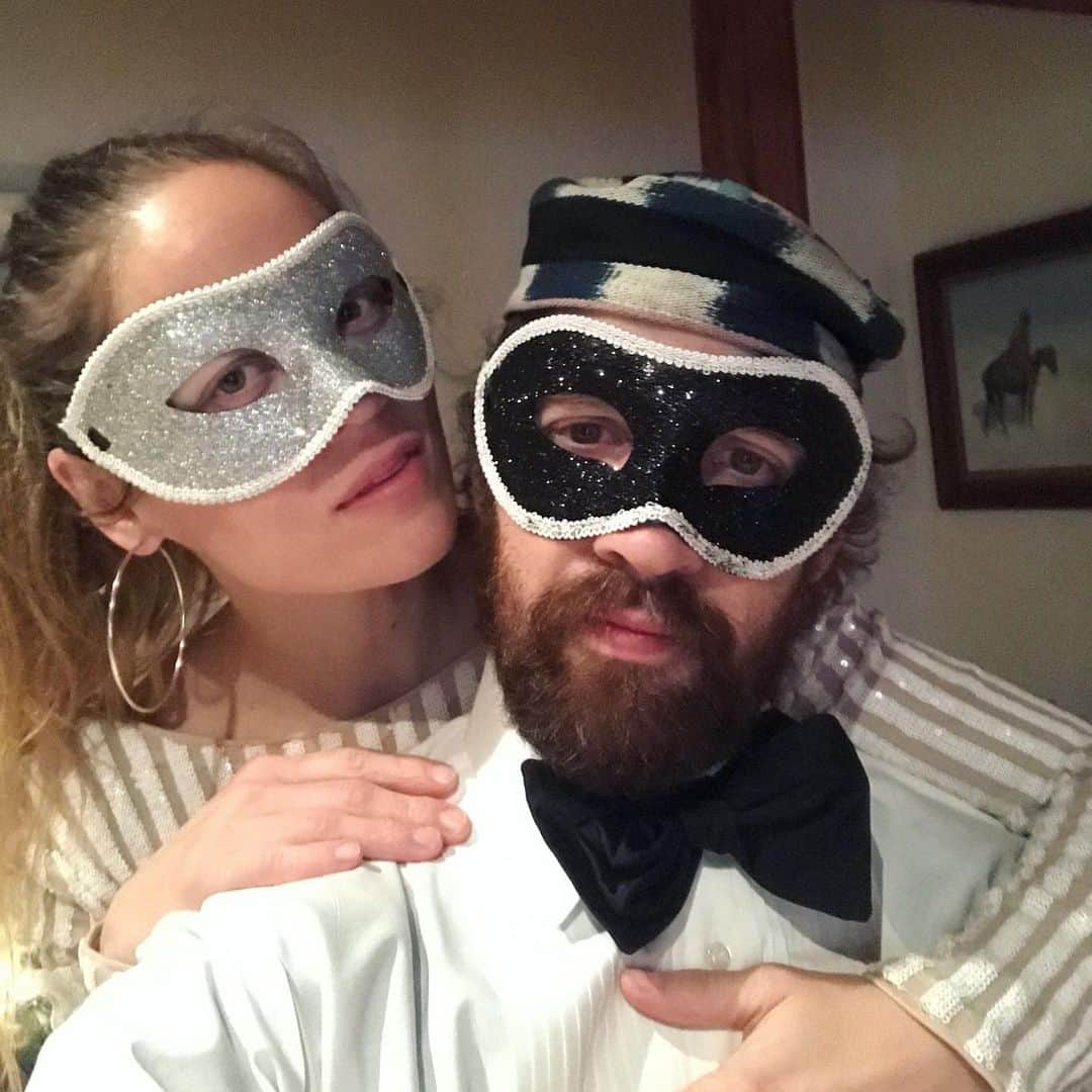 エリカ・クリステンセンのインスタグラム：「We had a rager. With the kids. At about 7.   Boy, do I ever wish you a Happy New Year.   So many years, we thought were “bad ones”, didn’t we? One for the books. But I had friends give birth, others get married, lots of quality time with the family. (Lots.) And I got to witness the resilience of the human spirit in so many ways, in so many friends and strangers across the world. I hope you saw things that made you smile, felt things for your fellow humans, got inspired in, even if for mere moments.  Grateful for the teamwork. Let’s feel the love. It’s there, because we make it.   Such a cool feeling to know that we all are deciding to start fresh. See you on the other side. 🥂  P.S. the last shot is, “2020 can kiss my tush!”」
