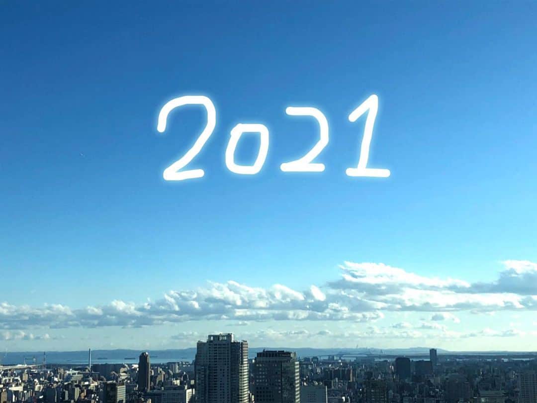 のインスタグラム：「. あけましておめでとうございます🎍 今年はどんな年になるだろう 早くマスクなしで生活できる日が戻ってくるといいなぁ。  笑顔溢れる1年になりますように🐮✨ . . #2021  #新年 #お正月」