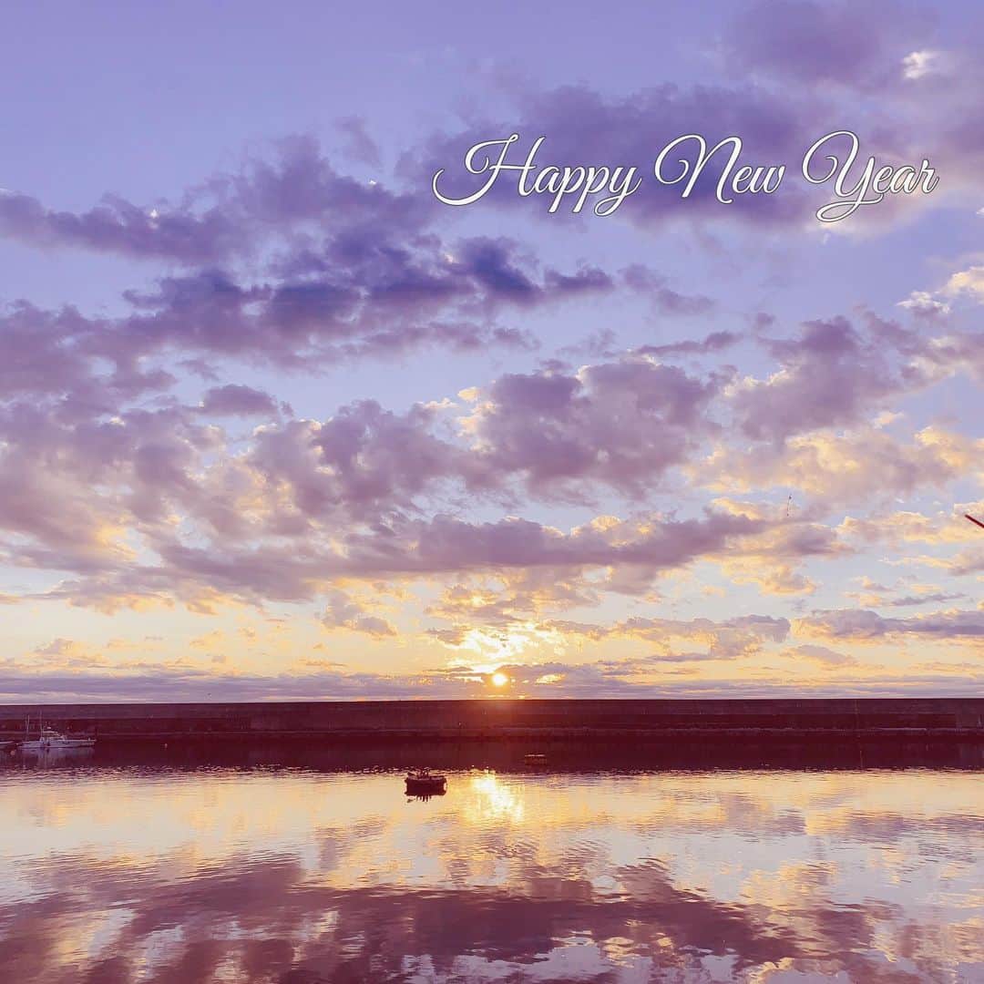 リナのインスタグラム：「🎍謹賀新年🎍  あけましておめでとうございます。 本年もよろしくお願い致します。  小さな幸せを 大きな幸せと感じられる こころ豊かな年となりますように⭐️  ...................................................... #謹賀新年 #2021 #今年もよろしくお願いします」