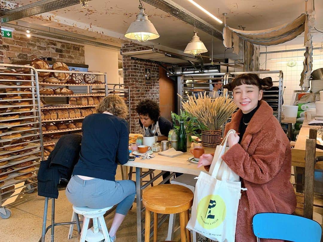 山野ゆりのインスタグラム：「明けましておめでとうございます🍞🍞🍞🍞🍞🍞✨  今年も宜しくお願い致します🍞🍞🍞🍞🍞🍞🍞✨  写真は去年の年始のパリのパン屋さん🇫🇷早く又海外旅行へ気軽に行ける世の中に戻ります様に。  素敵な2021年にしようね✨  #パン#paris#新年#明けましておめでとう」