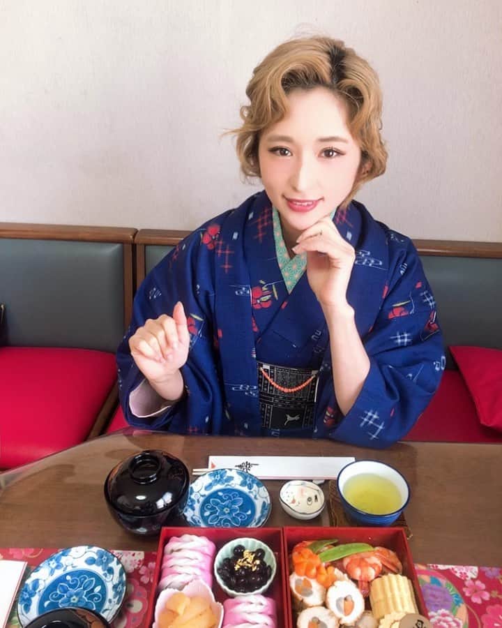 有馬綾香のインスタグラム：「あけおめ動画ぺたり。  今年はママがヘアもやりました。 モダンな感じにしたかったらしい😂」
