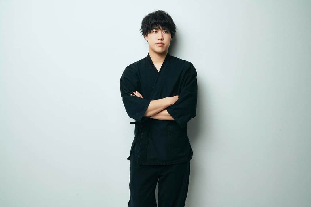 美容整体師川島さん。のインスタグラム：「あけましておめでとうございます！ 2020年は大変お世話になりました。 . 昨年はコロナウイルスで大変でしたが、 おかげさまでSNSが伸びて 店舗も１店舗から６店舗まで増やすことができました。 本当にここまでついてきてくれた 仲間と応援してくれるみなさんのおかけです！ . 2021年は、お世話になってるメンバーへの恩返しと もっと世の中に本物の整体を発信しながら 大きくTVの方に進出していこうと思っています！ . まだまだ未熟なところも多く 失敗することもあると思いますが、 みなさんに何かしら価値を提供できるように 日々精進して参りますので、 今後とも引き続き末長いお付き合いの程、 よろしくお願い申し上げます！ . . Photo @takuyaiioka  Make @yokota_saki  . #整体Filament #川島悠希 #整体 #美容」