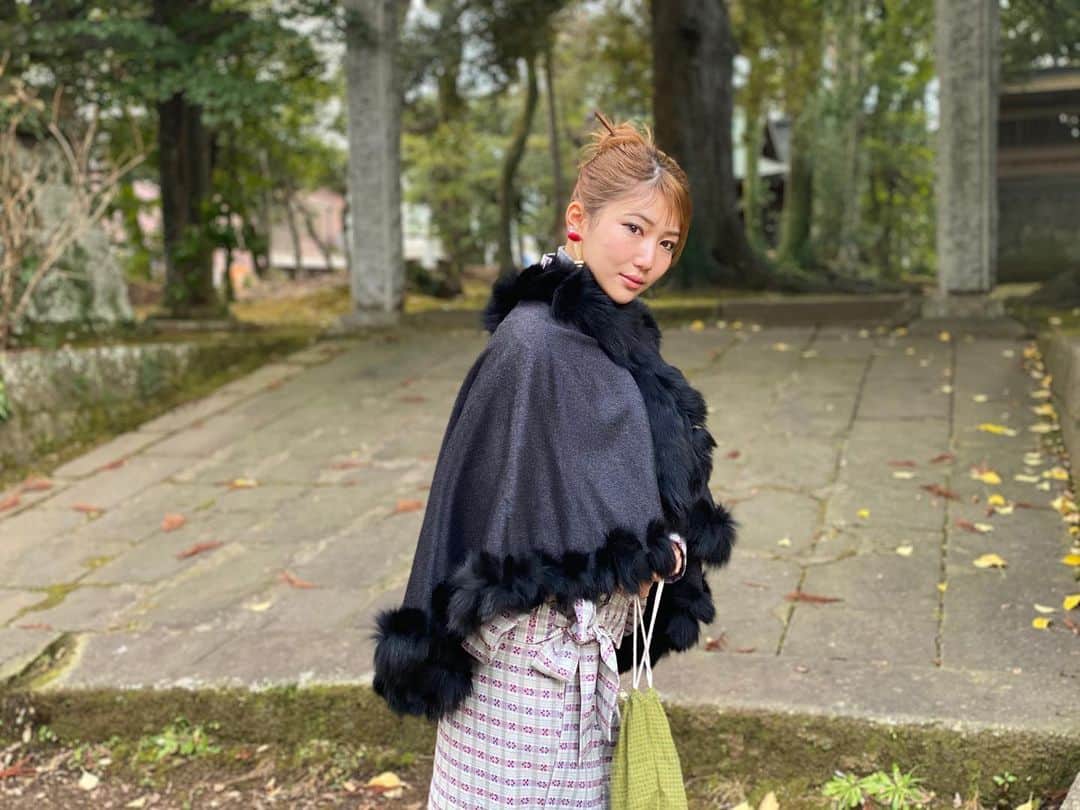 緒方友莉奈さんのインスタグラム写真 - (緒方友莉奈Instagram)「初詣に行きました。 おみくじを引きましたが、 内容がものすごくよく 「努力が報われます」 と書いてありました。 たくさん苦労をしたので ポロポロって涙がでた😢 今年は日本一位になります。 熊本の山鹿代表として有名に なりますので皆さん応援と 見守ってください👘🎍  地元のワイン🍷も購入して 地元の温泉も巡って♨️🧖‍♀️ 良いお年をお迎えれます🥰🎍  #初詣 #着物 #着物女子  #着物ヘア  #神社 #神社好きな人と繋がりたい  #神社巡り  #お洒落さんと繋がりたい  #あけましておめでとうございます  #あけおめ #2021年  #筋トレ #筋トレ女子  #トレーニング #fitness  #下着 #肉体美 #fff  #f4follow  #followforfollowback  #followｍe  #フォローミー  #フォロー  #写真好きな人と繋がりたい  #写真で伝えたい私の世界」1月1日 16時48分 - ogatayurina
