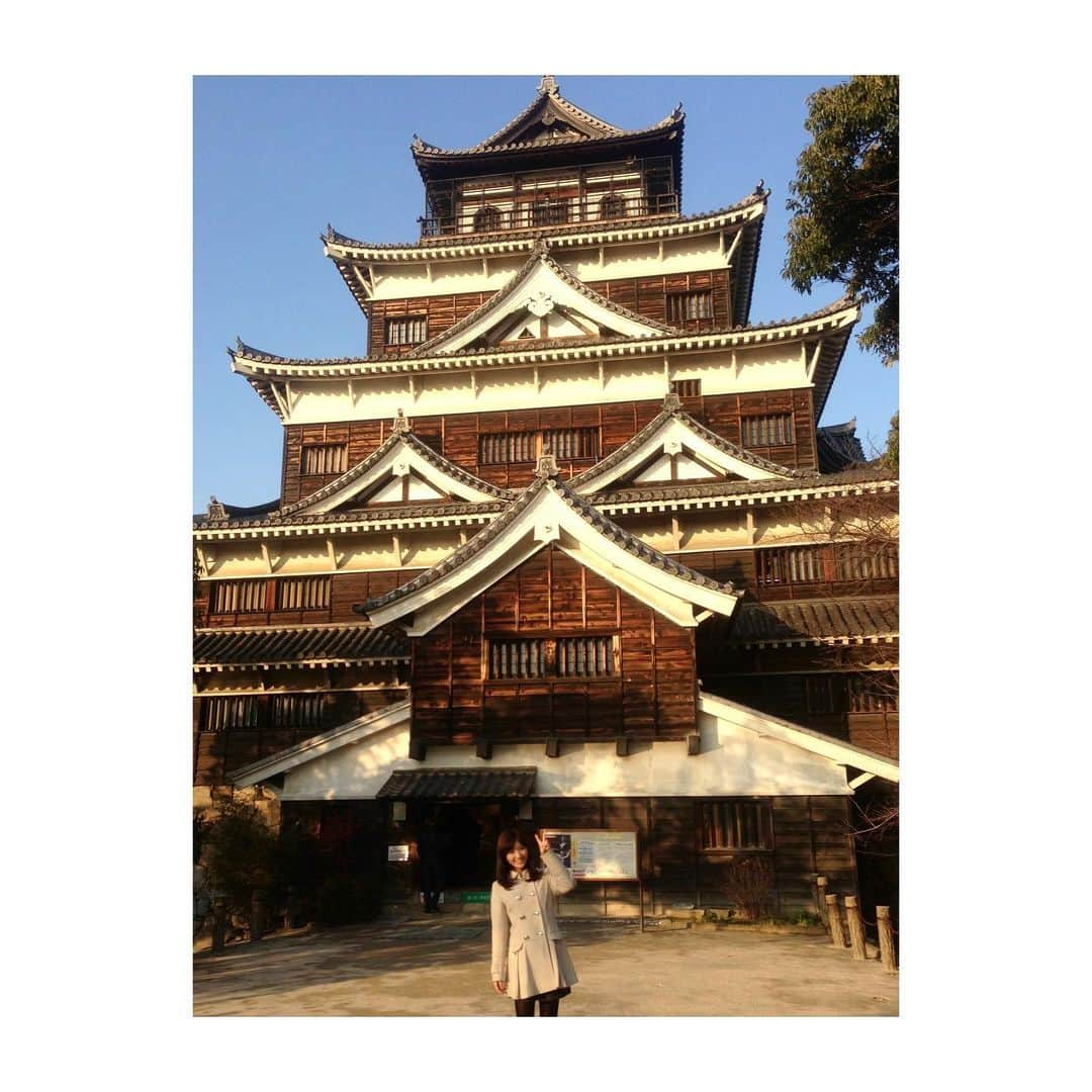 久保井朝美さんのインスタグラム写真 - (久保井朝美Instagram)「🏯 あけまして おめでとうございます🌅 ． 今年も気象予報士として 命を守る防災情報 生活に役立つポイント 分かりやすくしっかりと お伝えできるよう頑張ります✨ ． 2021年も よろしくお願いします🐮 ． 写真は8年前🍀 2013年1月に訪れた 広島城です🏯 ． お城巡りをできる日が 早く戻りますように✨ ． 丸亀城と丸岡城に 行きたいです😍 ． #久保井朝美 #気象予報士 #城ガール #広島城 #毛利輝元 #日本100名城 #お城巡り #今年もよろしくお願いいたします #丑年」1月1日 17時00分 - asami_k920