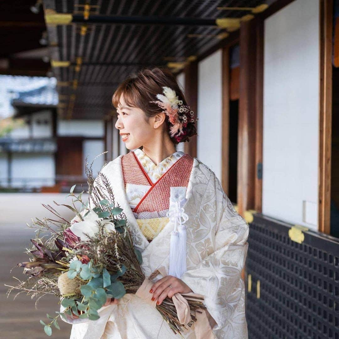 プレ花嫁の結婚式準備サイト farny 【ファーニー】さんのインスタグラム写真 - (プレ花嫁の結婚式準備サイト farny 【ファーニー】Instagram)「@farny_weddingをフォローして #プラコレ #farnyレポ を付けて投稿してくださいね♥ . :-: :-: :-: :-: :-: :-: :-: :-: :-: 本日紹介したいウェディングフォトは・・・ @the_dress_room さん♡ . 新年あけましておめでとうございます* 年始最初は、京都でのお洒落な和装フォト、 #thedressroom さんでのショット❤️ 趣のある大覚寺の中で、 美しいコーディネートがキラリと輝きを放ちます＊ . ==================== \\花嫁ライター募集中// @farny_wedding の DMより”Farny 花嫁ライター希望”とお送りくださいね◎ 担当者から折り返しご連絡さしあげます⁂ . \\花嫁アプリ // プロのアドバイザーに結婚式の相談を何度でも♡ ウェディングドレスの記事や、 自分のウェディングレポを残せちゃう♡” . ＞＞＞TOPのURLからcheck ⋈ @placolewedding ＞＞＞結婚のご相談は プラコレウェディングアドバイザーへ♡ @wedding_adviser ＞＞＞ウェディングレポを残したいなら、 farny by プラコレをcheck ✎ @farny_wedding ＞＞＞ウェディングアイデア＆DIYは ドレシーアイデアcheck ❁ @dressy_idea . ┈┈┈┈┈┈┈┈┈┈┈┈┈┈┈┈┈┈┈ #プレ花嫁 #卒花嫁 #結婚準備 #結婚式 #結婚式場 #当日レポ #weddingtbt #ウェディングフォト #卒花しました #farnyレポ #前撮り #大人花嫁 #2020冬婚 #2021春婚 #おしゃれ花嫁 #前撮りポーズ #ファインダー越しの私 #ザドレスルーム #和装コーディネート #1月1日 #正月 #和装フォト #和婚 #京都花嫁 #大覚寺」1月1日 16時59分 - farny_wedding