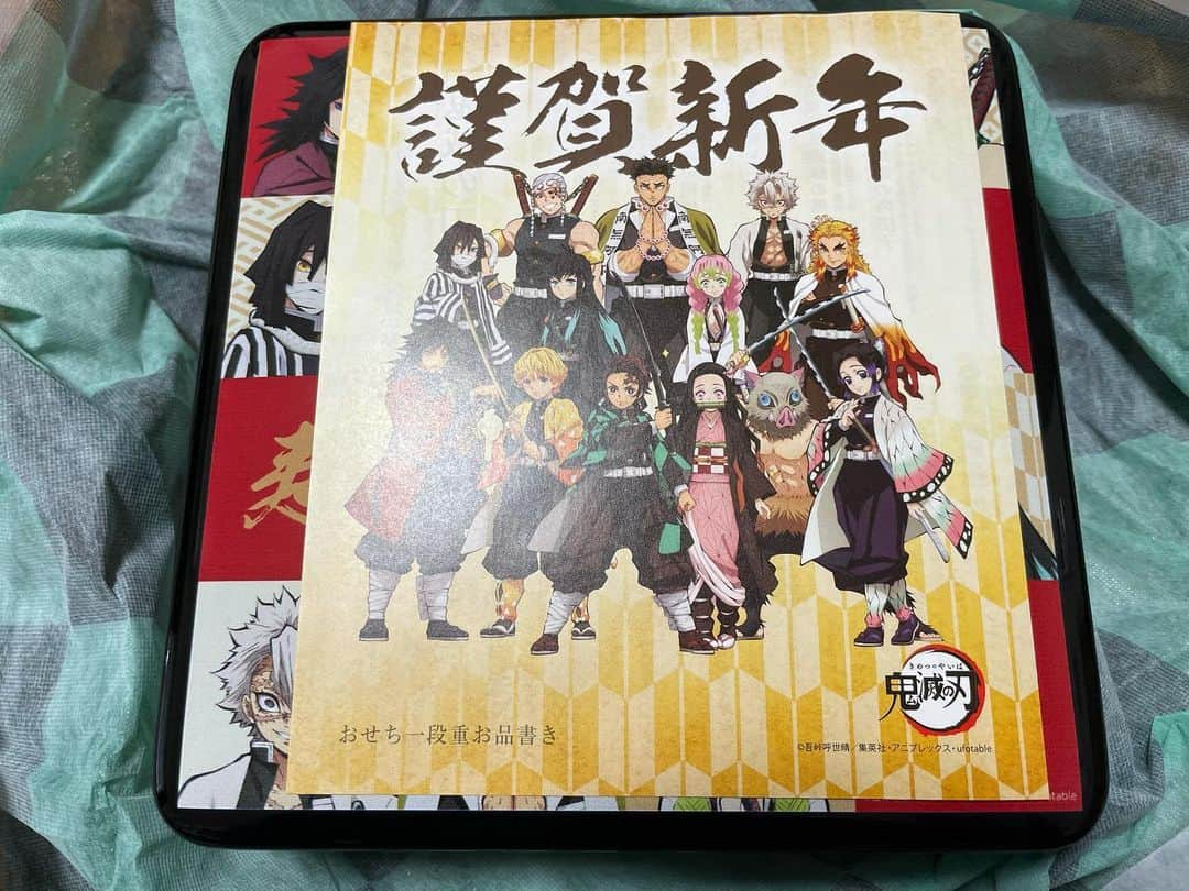 東野有紗さんのインスタグラム写真 - (東野有紗Instagram)「あけましておめでとうございます🌅🎍⛩ 今年は鬼滅の刃のおせちを予約して食べました😍 今年も全集中で頑張っていきたいと思います。 応援よろしくお願いします🥺 #happynewyear2021」1月1日 16時52分 - aripei.meee
