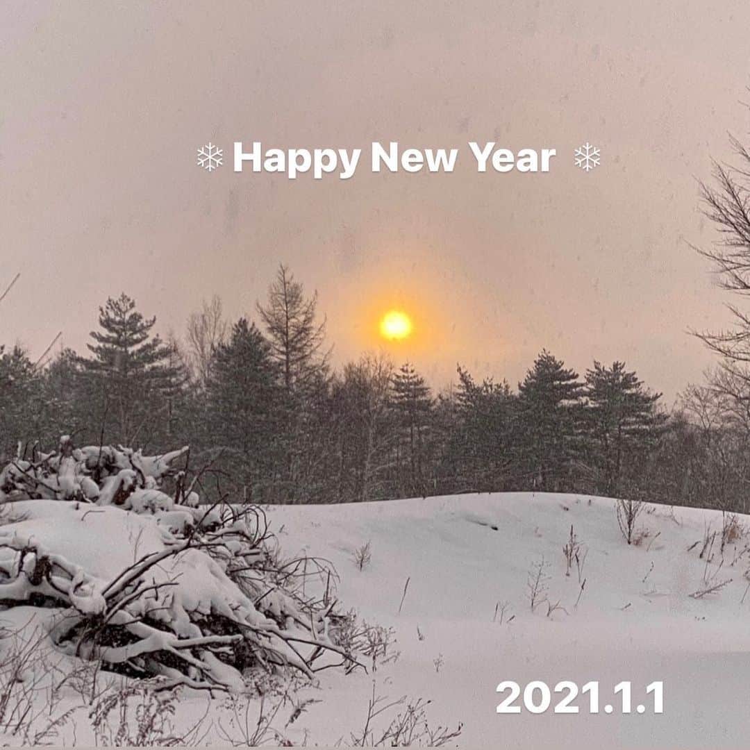 MICHIRUさんのインスタグラム写真 - (MICHIRUInstagram)「明けましておめでとうございます🐄  健やかでhappyな一年でありますように🎍⛩🎍  ❄︎ Happy New Year ❄︎  2021.1.1  #元旦　#初日の出　#ご来光　#-8° #寒い　#雪景色」1月1日 16時54分 - barbiemichiru