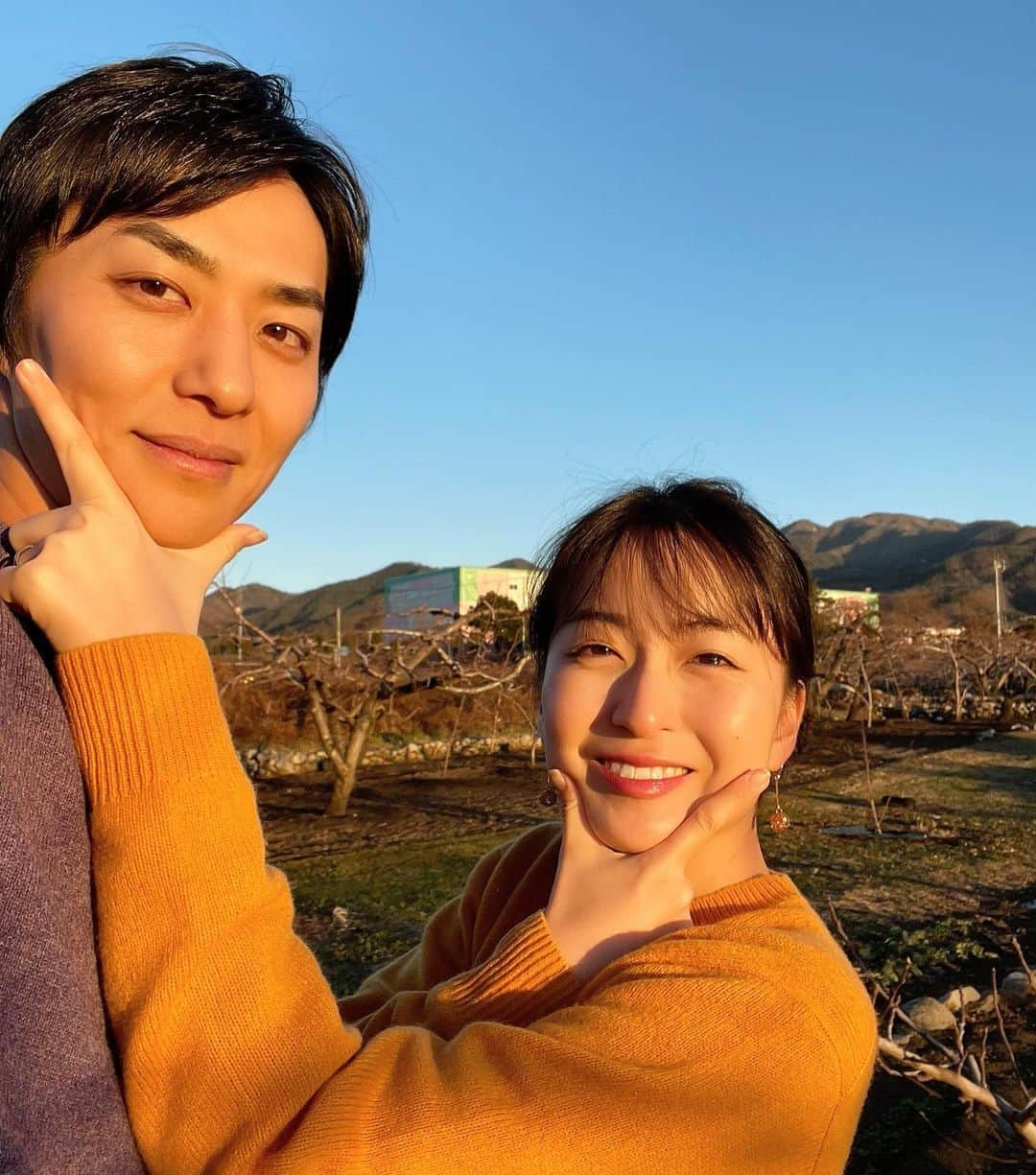 岩間恵のインスタグラム：「新年あけましておめでとうございます。  昨年よりも笑顔溢れる年になりますように！  本年も夫婦共々よろしくお願い致します🎍🍊  #丑年のポーズしたら #卯年っぽくなった4枚目です」