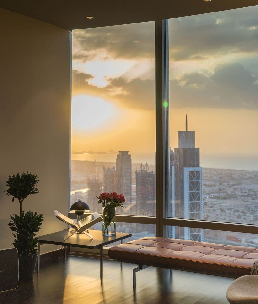 フリッツハンセンさんのインスタグラム写真 - (フリッツハンセンInstagram)「A new dawn for 2021. Wishing you a healthy and happy new year from Denmark.  View from the Apartment Burj Khalifa, Dubai @ikonhousedubai」1月1日 17時00分 - fritzhansen
