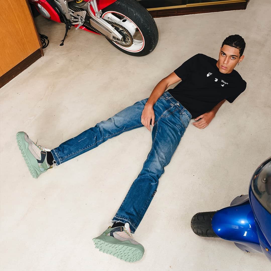 OFF-WHITE C/O VIRGIL ABLOHさんのインスタグラム写真 - (OFF-WHITE C/O VIRGIL ABLOHInstagram)「re21 men’s Off-White™ “denim” collection now available online at off---white.com. set design c/o @julmunset styling c/o @francesca_izzi photography c/o @piotrniepsuj」1月1日 17時00分 - off____white