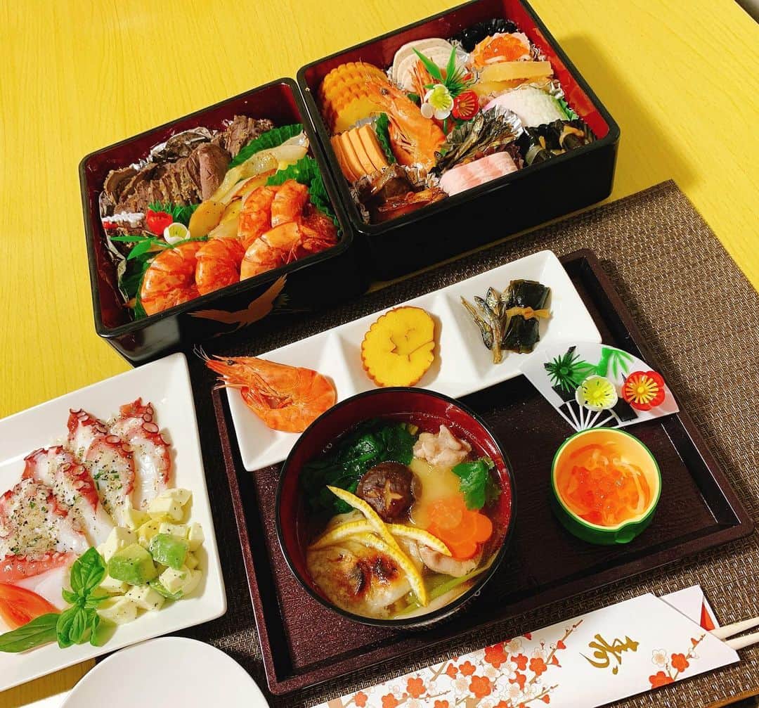 上西恵さんのインスタグラム写真 - (上西恵Instagram)「あけましておめでとうございます☺️ 今年もよろしくお願いします☺️ #おせち料理 #お雑煮 #けいママ料理」1月1日 16時55分 - jonishi_kei